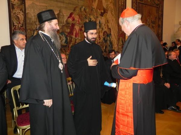 Der serbisch-orthodoxe Bischof Andrej (links) im Gespräch mit Christoph Kardinal Schönborn. Foto: Claudia Schneider.