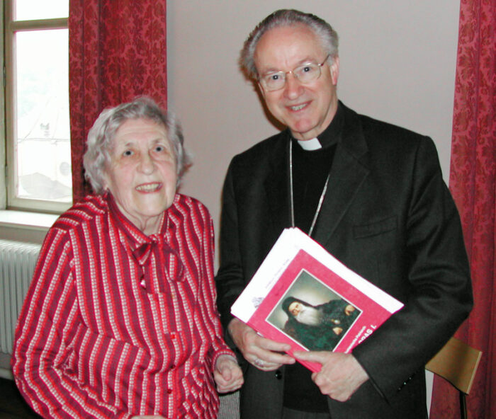 Alja Payer und Erzbischof Alois Kothgasser