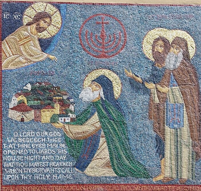 Der hl. Sophrony (dahinter der hl. Johannes der Täufer und der hl. Siluan) empfiehlt sein Klostergründung dem Schutz des Herrn (Foto: John Reves)