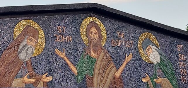 Mosaik an der Außenwand: der Klosterpatron Johannes der Täufer, flankiert vom hl. Siluan vom Berg Athos und dem hl. Klostergründer Sofrony (Foto: John Reves)